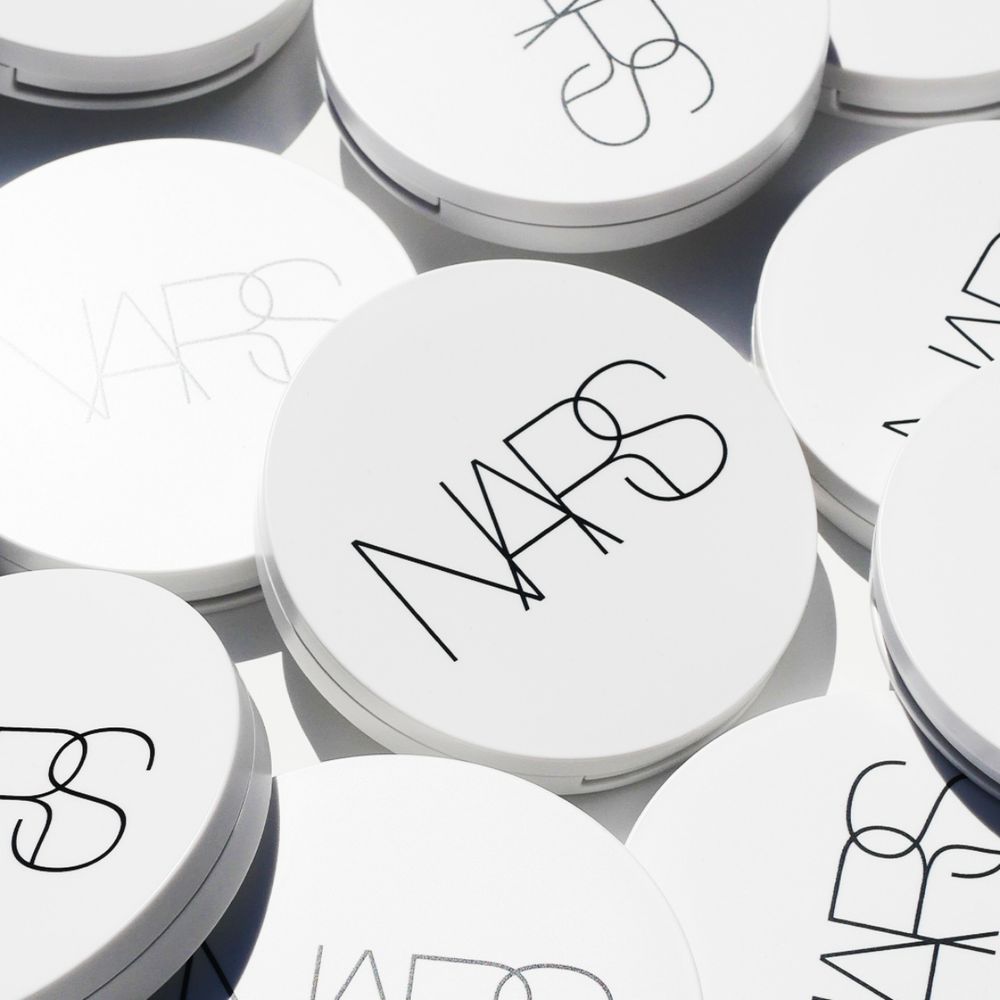 2025最閃耀打亮盤上市！NARS「裸光幻閃亮采餅」超美透光質地＋原生膚感，一刷韓系水光肌一秒完成！-8