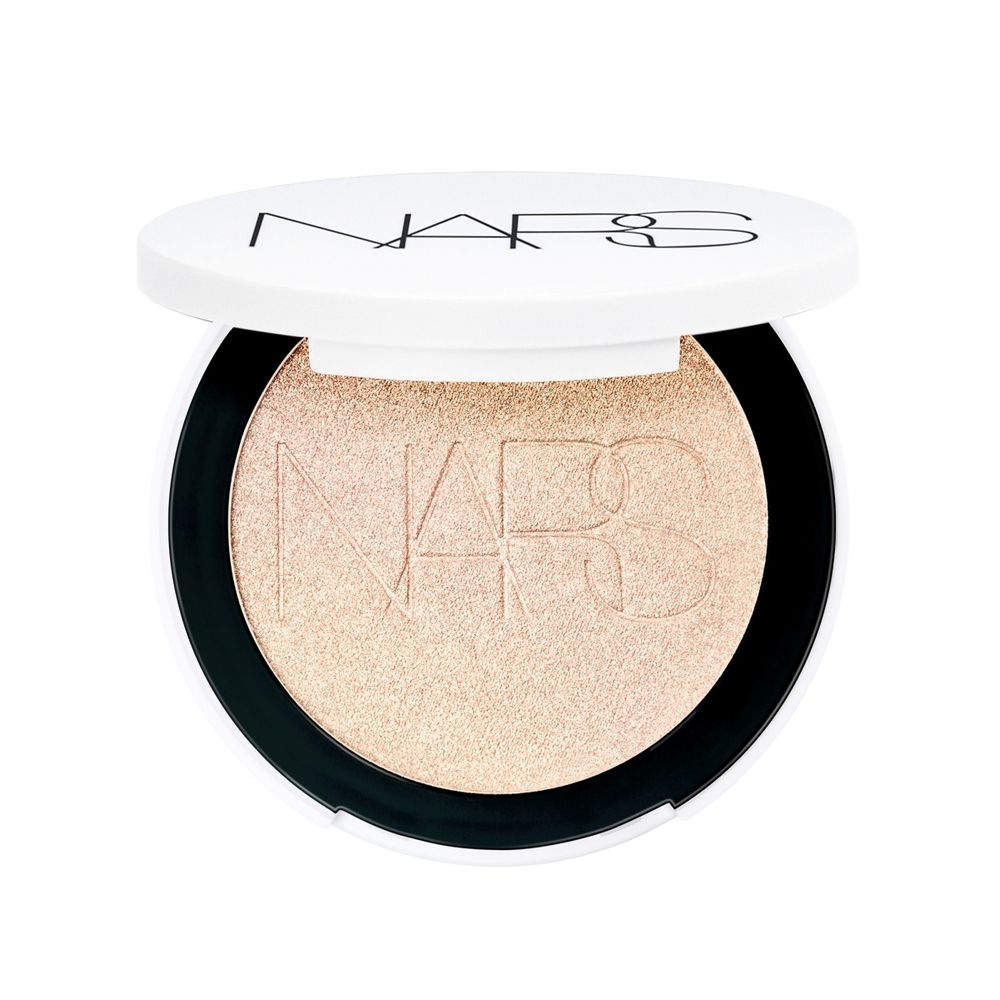 2025最閃耀打亮盤上市！NARS「裸光幻閃亮采餅」超美透光質地＋原生膚感，一刷韓系水光肌一秒完成！-17