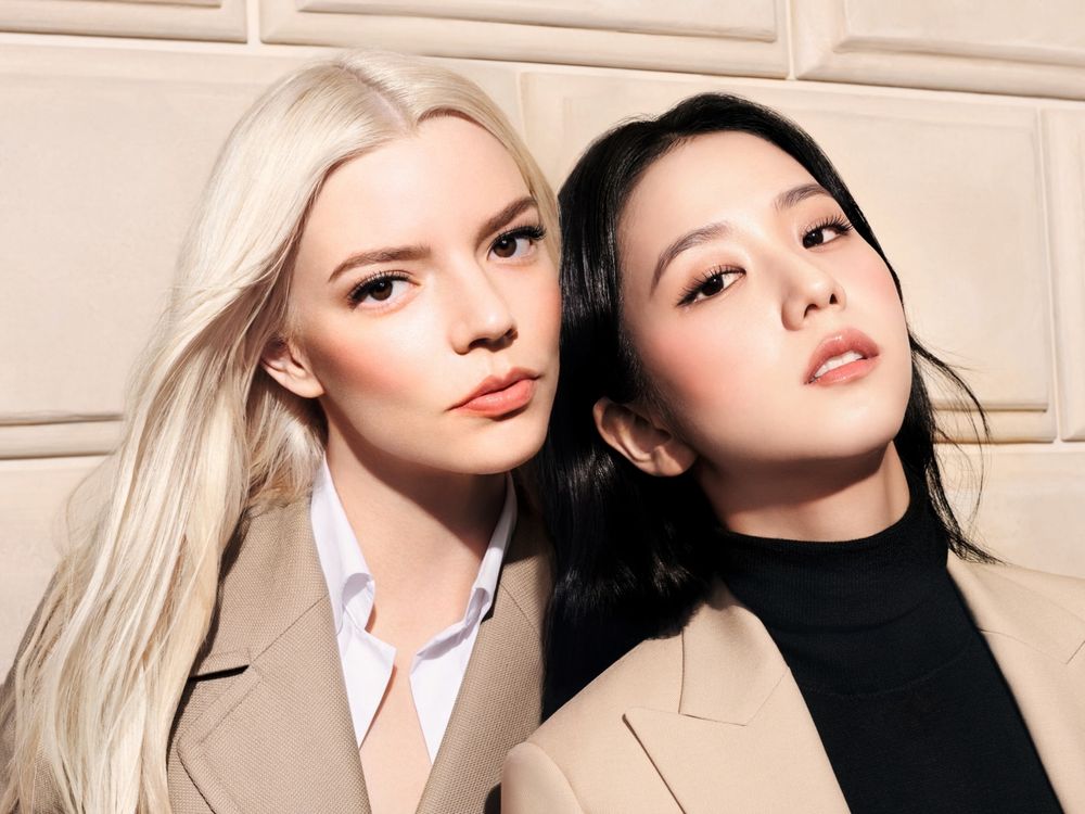 2025迪奧首款醺腮紅露、JISOO同款夢幻色公開！夏季定妝最美皮格柔霧蜜粉餅、超完美持久粉底棒也推全新色選！-5