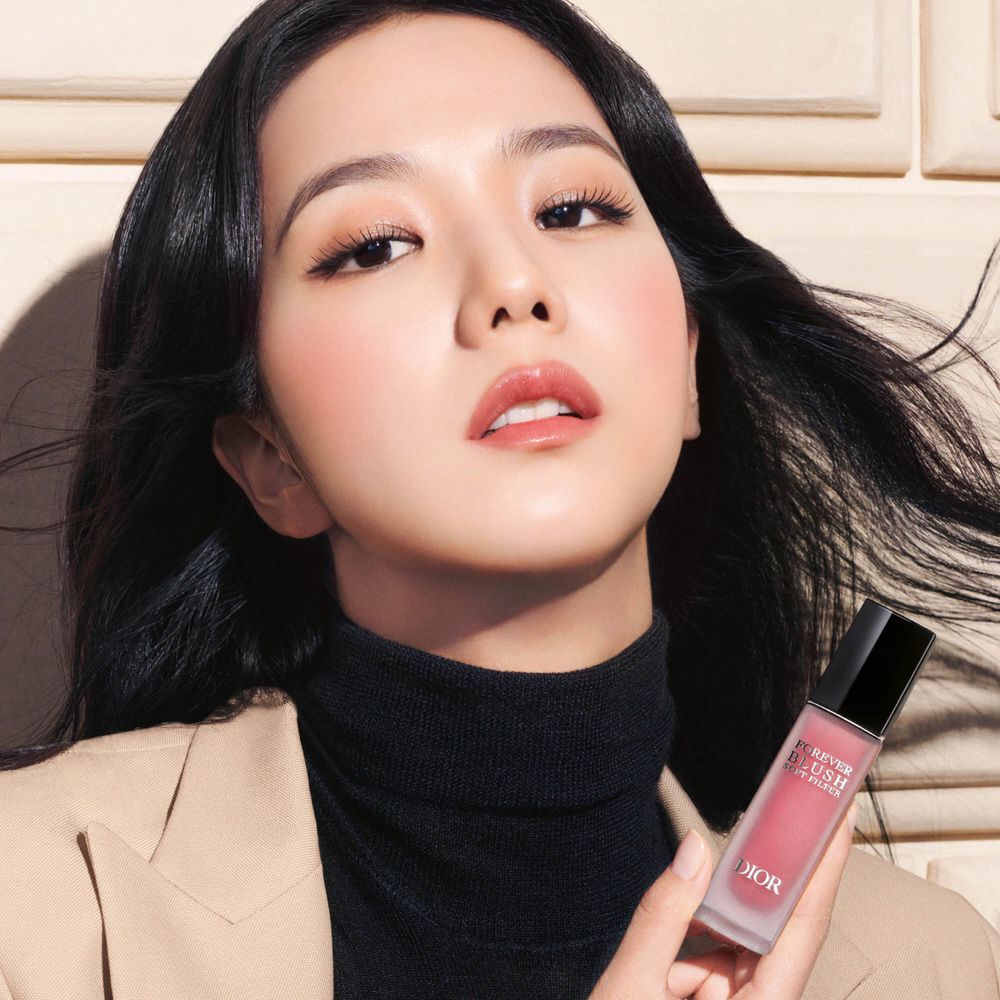 2025迪奧首款醺腮紅露、JISOO同款夢幻色公開！夏季定妝最美皮格柔霧蜜粉餅、超完美持久粉底棒也推全新色選！-23