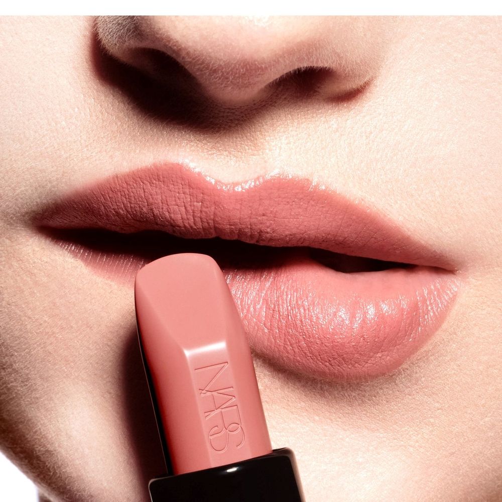 2025下半年必收精品級唇膏！NARS「裸黑管」玫瑰裸粉新色登場，一抹高奢奶霜緞光，Hoshi同款心動色必收！-6