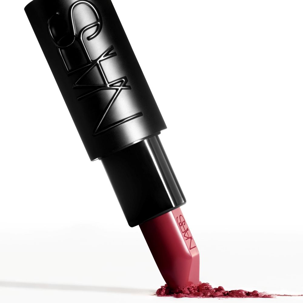 2025下半年必收精品級唇膏！NARS「裸黑管」玫瑰裸粉新色登場，一抹高奢奶霜緞光，Hoshi同款心動色必收！-3