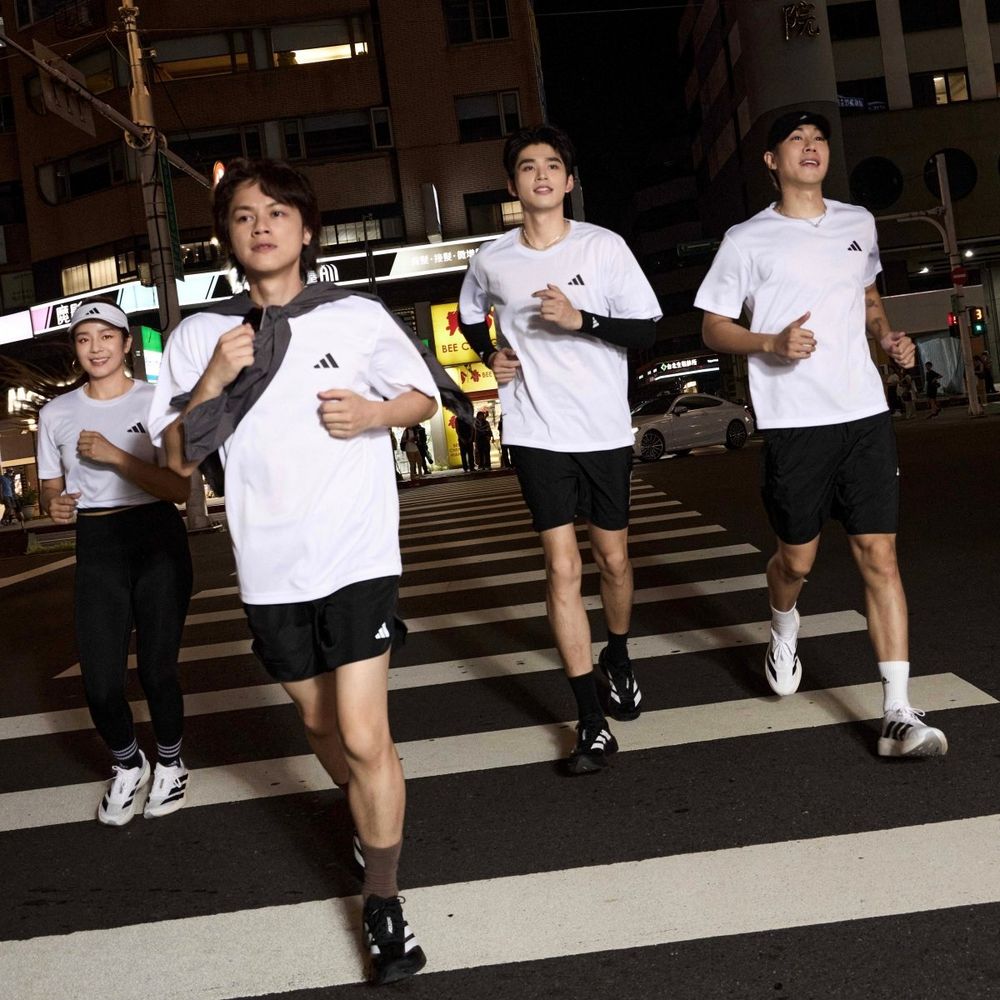 adidas冠軍跑鞋就是這雙！創作才子高爾宣OSN腳上爆紅黑白經典色、現在終於買得到啦！-5