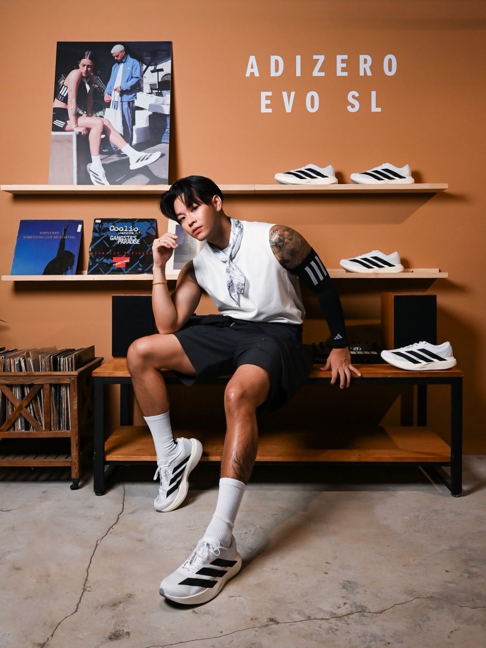 adidas冠軍跑鞋就是這雙！創作才子高爾宣OSN腳上爆紅黑白經典色、現在終於買得到啦！-13