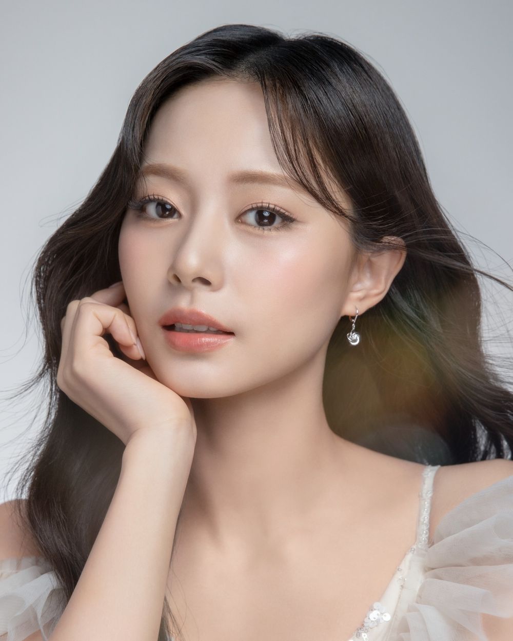 高端美妝資源都愛TWICE！Momo代言香氛被稱「液體鑽石」、Sana公認帶貨女王...，頂級保養品獨愛Mina！-8