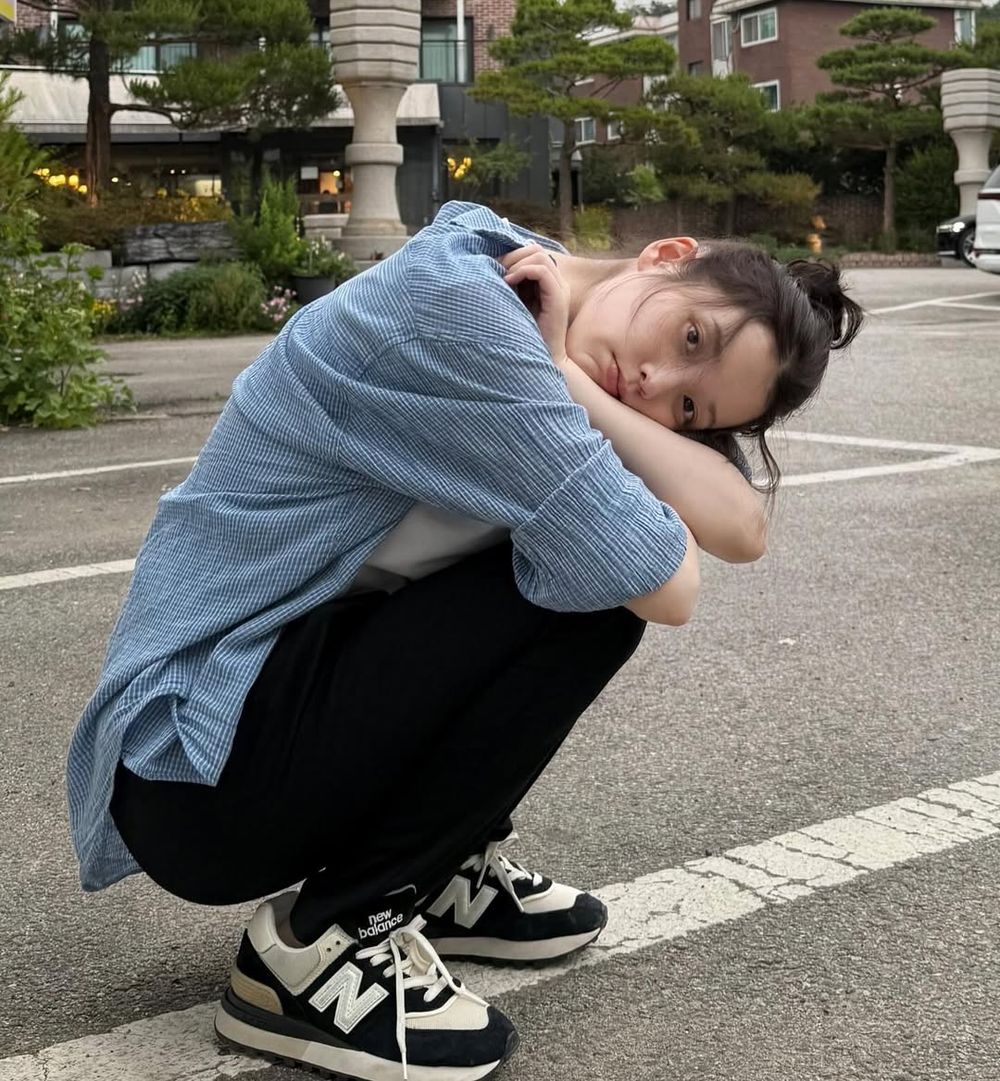 IU最新NB美照來了！腳上新爆款「薄底球鞋」被問爆、IG私服最常出現574？！-3