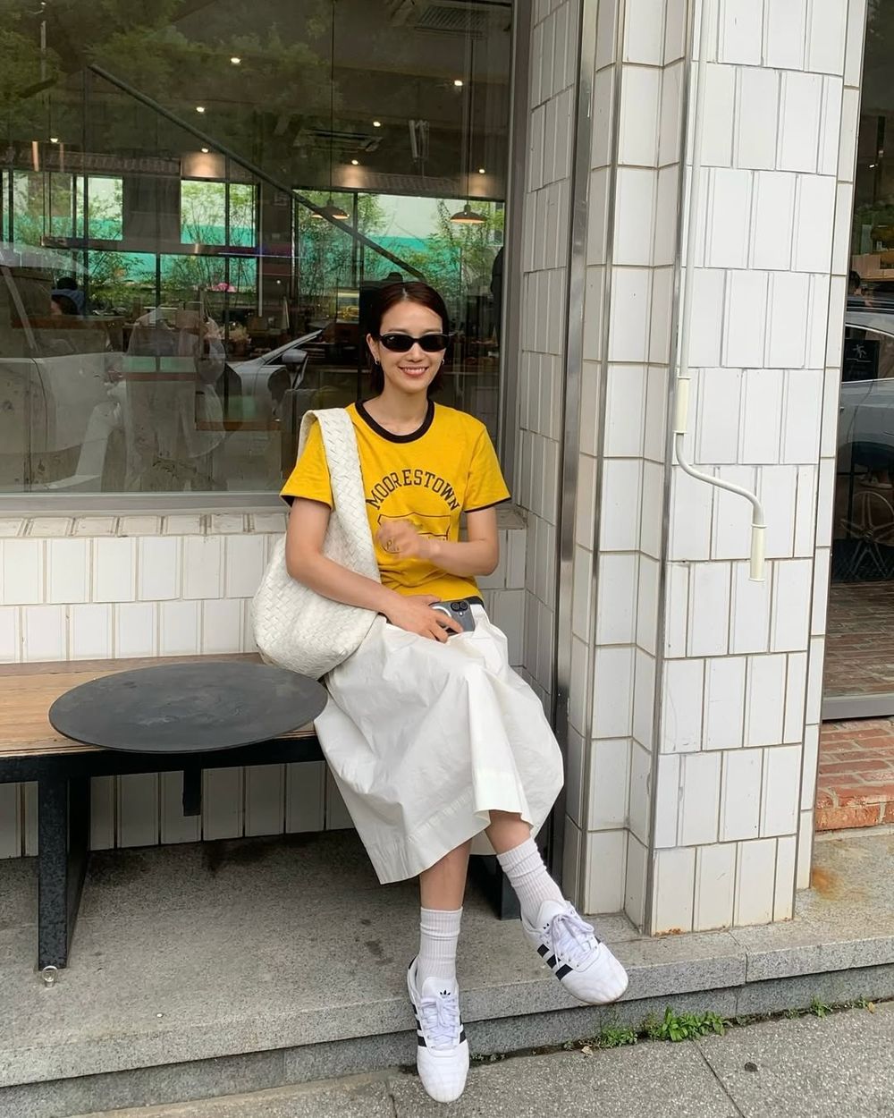 白T退位！今夏最夯「滾邊T恤」穿搭法則！印花款一穿年輕好幾歲、韓妞最愛搭配工裝褲！-10