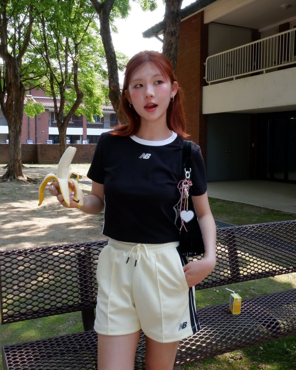 白T退位！今夏最夯「滾邊T恤」穿搭法則！印花款一穿年輕好幾歲、韓妞最愛搭配工裝褲！-12