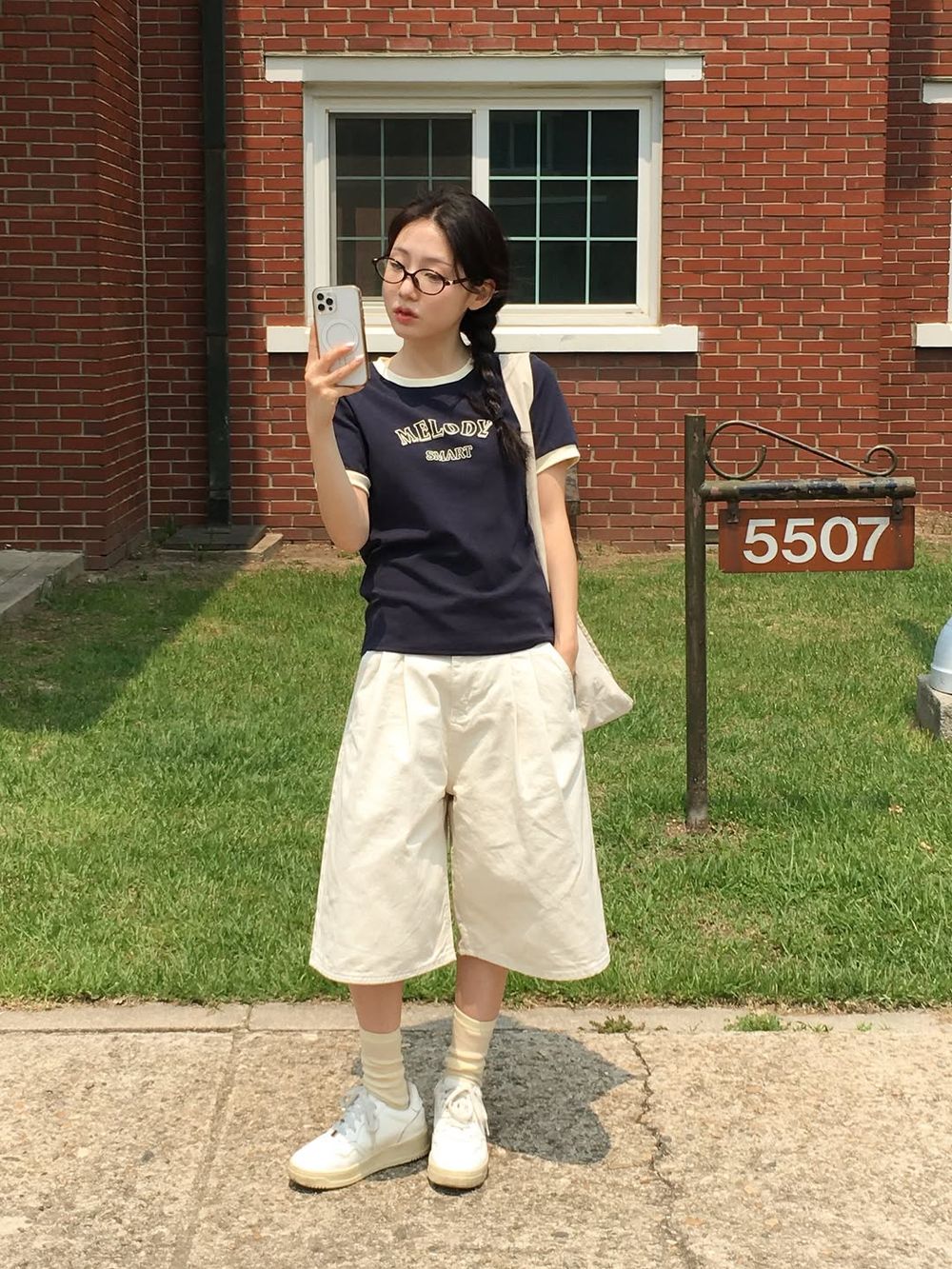 白T退位！今夏最夯「滾邊T恤」穿搭法則！印花款一穿年輕好幾歲、韓妞最愛搭配工裝褲！-13