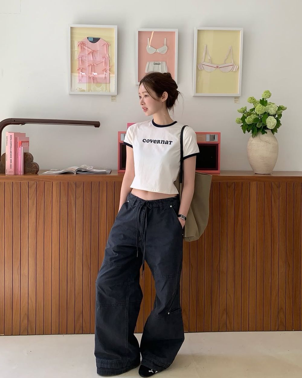白T退位！今夏最夯「滾邊T恤」穿搭法則！印花款一穿年輕好幾歲、韓妞最愛搭配工裝褲！-15