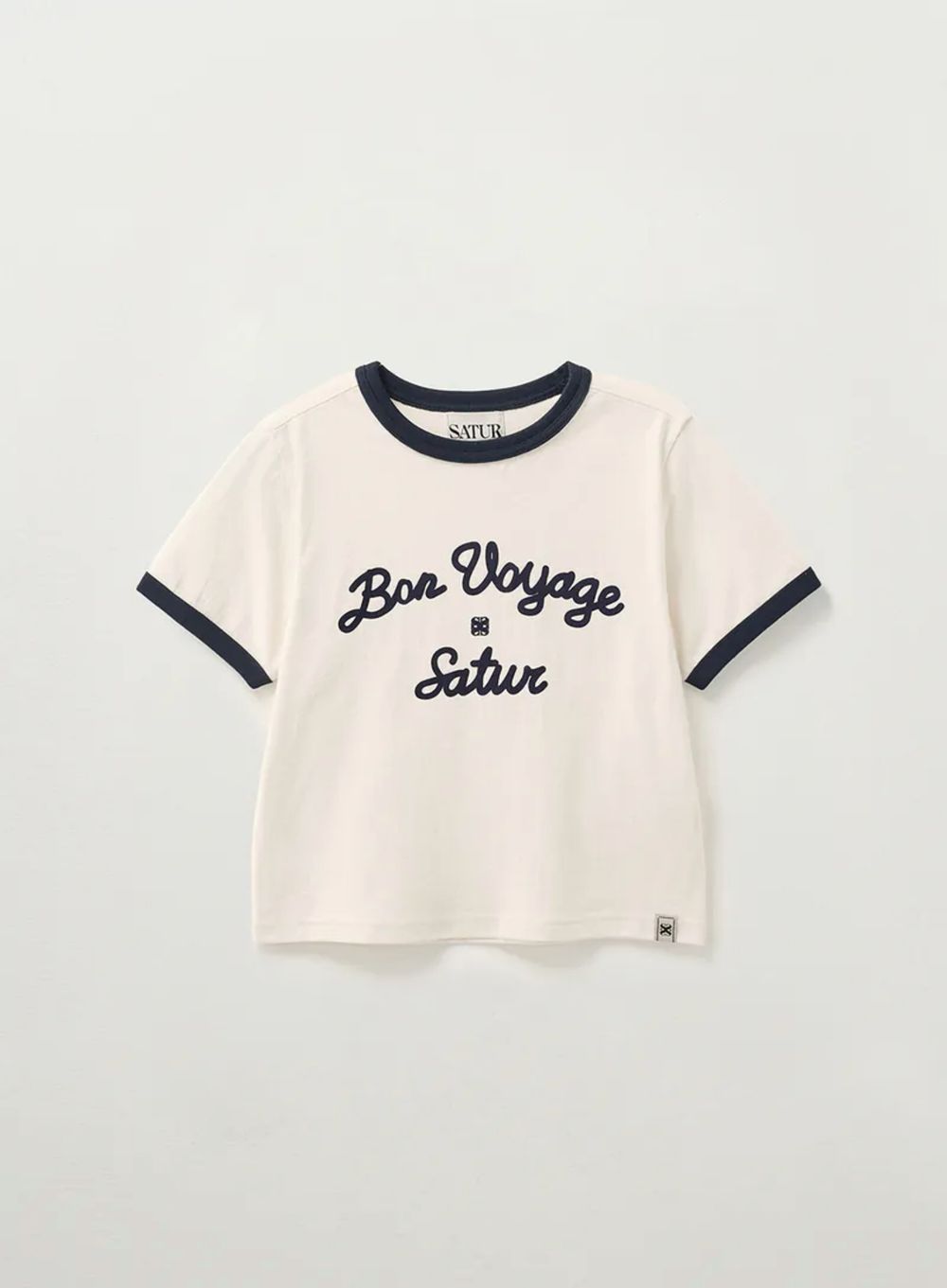 白T退位！今夏最夯「滾邊T恤」穿搭法則！印花款一穿年輕好幾歲、韓妞最愛搭配工裝褲！-16