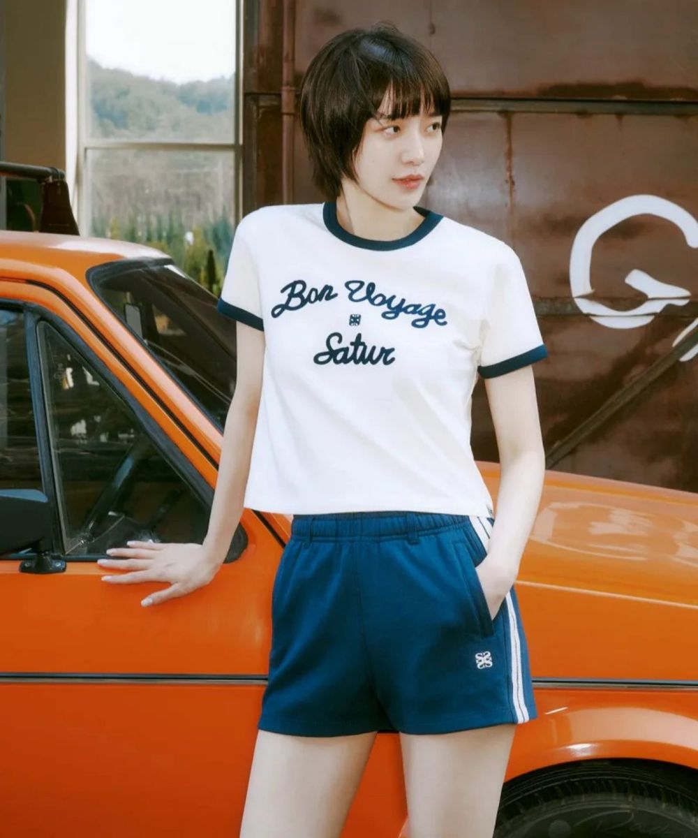 白T退位！今夏最夯「滾邊T恤」穿搭法則！印花款一穿年輕好幾歲、韓妞最愛搭配工裝褲！-20