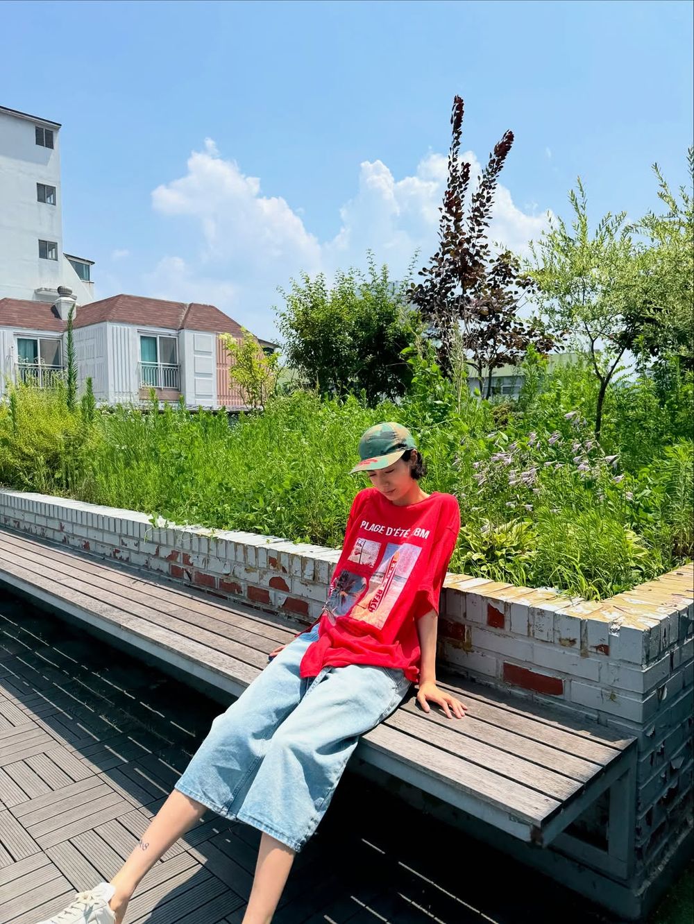 夏天熱到穿不住長褲！韓妞今年最愛「五分褲穿搭」解析！搭配背心、腰帶千禧風爆棚！-7