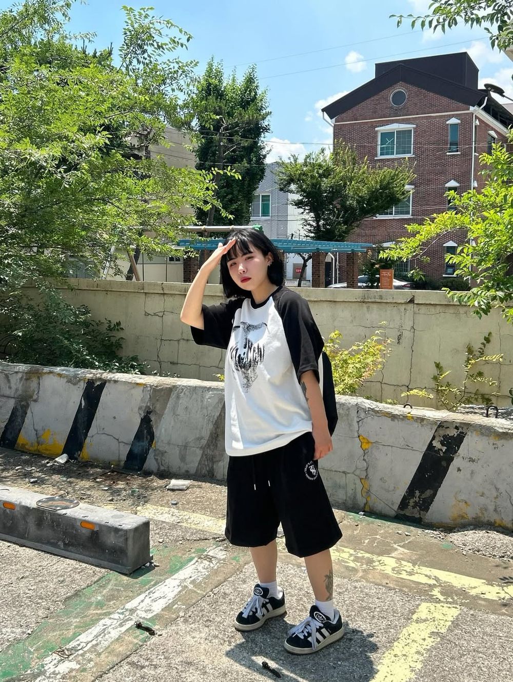 夏天熱到穿不住長褲！韓妞今年最愛「五分褲穿搭」解析！搭配背心、腰帶千禧風爆棚！-8