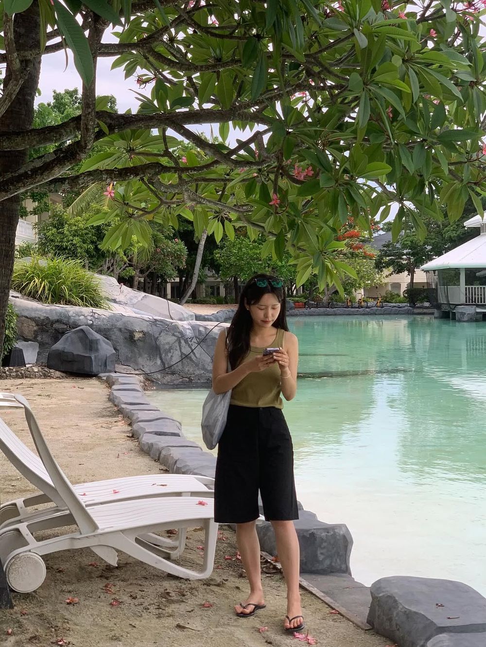夏天熱到穿不住長褲！韓妞今年最愛「五分褲穿搭」解析！搭配背心、腰帶千禧風爆棚！-12