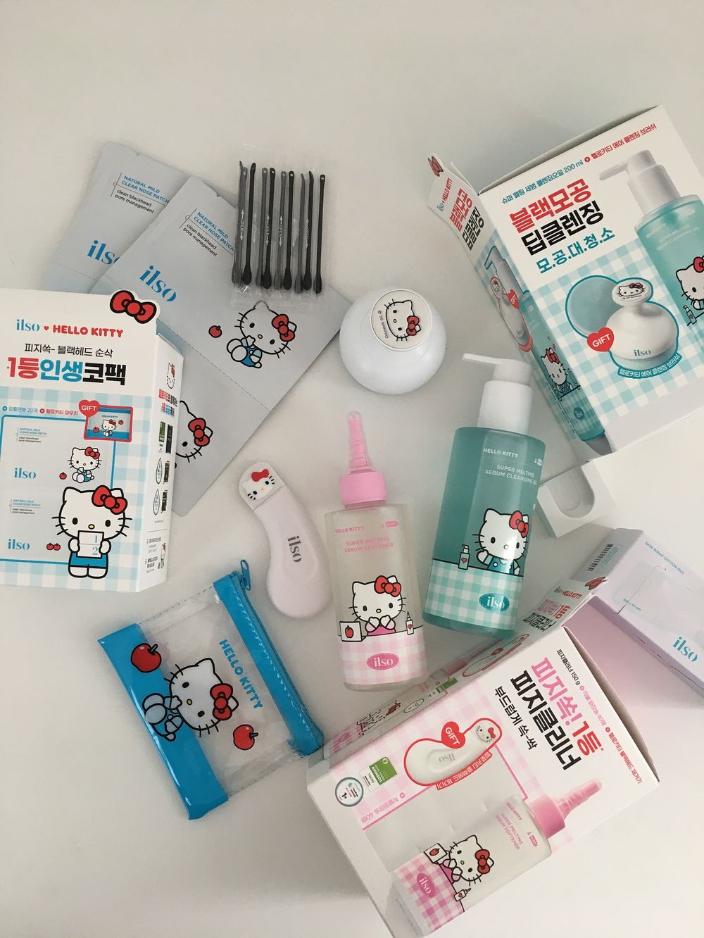 OLIVE YOUNG三麗鷗聯名可愛無極限！ilso粉刺導出液、鼻貼換上Hello Kitty包裝，凱蒂貓黑頭鏟必收藏！-15