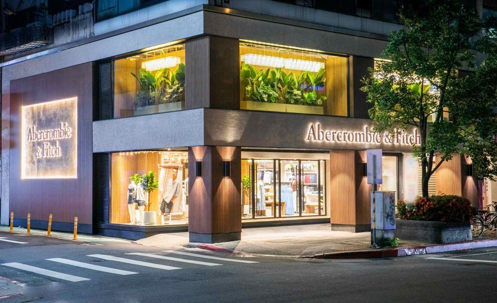Abercrombie & Fitch重返台北東區！麋鹿T恤、鬆弛感洋裝「輕度假風」雙層樓超好逛！-3