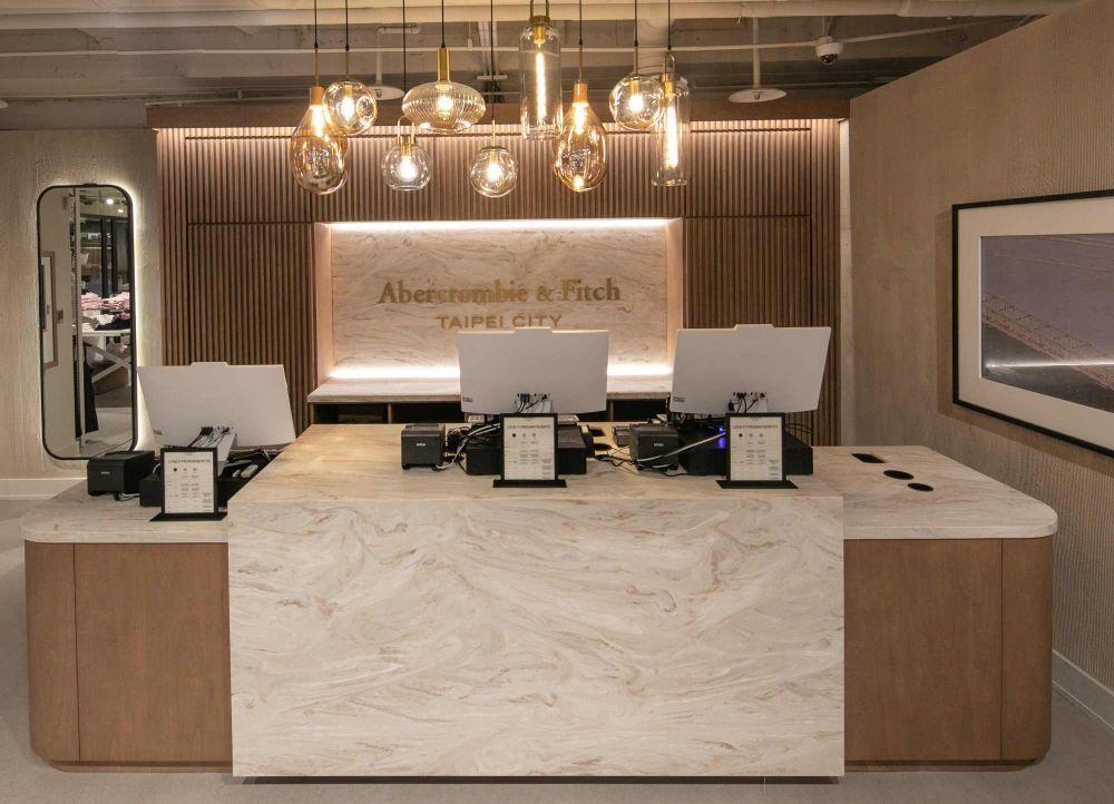 Abercrombie & Fitch重返台北東區！麋鹿T恤、鬆弛感洋裝「輕度假風」雙層樓超好逛！-4