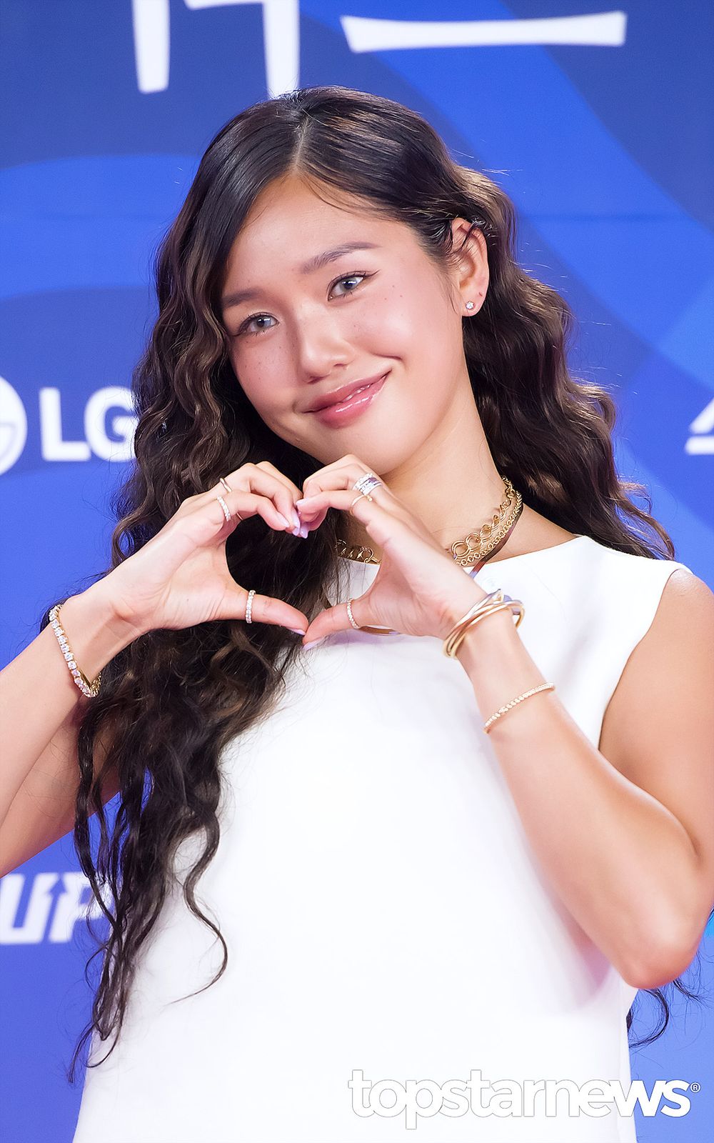 2025青龍系列大獎紅毯女神出爐！IU仙女降臨、惠利S Line美背韓媒讚爆、潤娥連跌倒都美得零死角！-5
