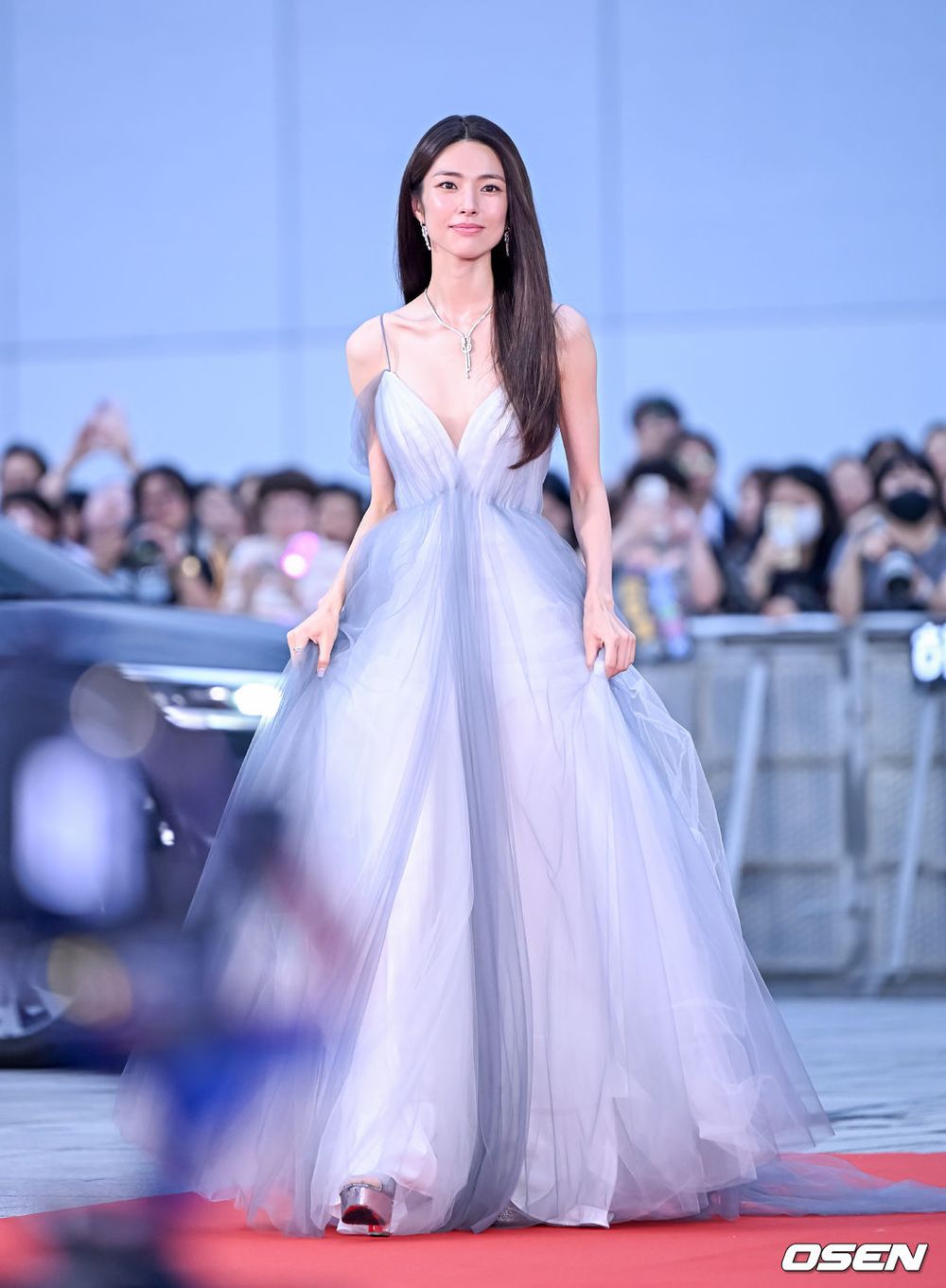 2025青龍系列大獎紅毯女神出爐！IU仙女降臨、惠利S Line美背韓媒讚爆、潤娥連跌倒都美得零死角！-6