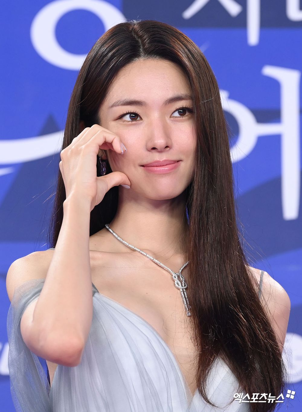 2025青龍系列大獎紅毯女神出爐！IU仙女降臨、惠利S Line美背韓媒讚爆、潤娥連跌倒都美得零死角！-7