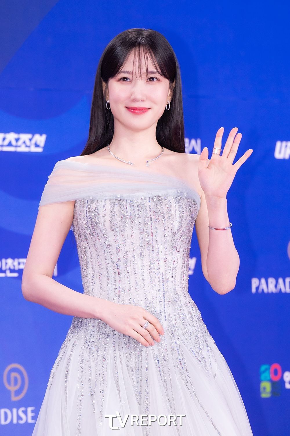 2025青龍系列大獎紅毯女神出爐！IU仙女降臨、惠利S Line美背韓媒讚爆、潤娥連跌倒都美得零死角！-12