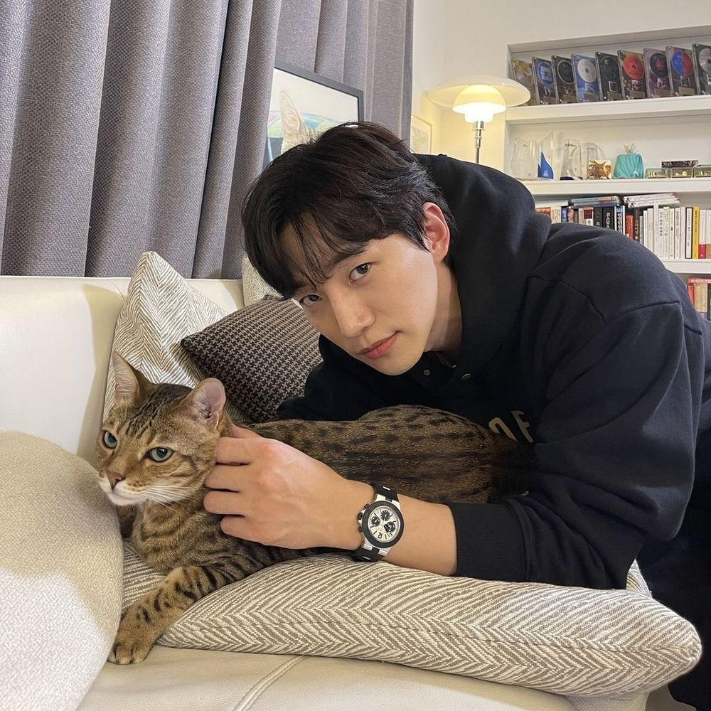 盤點7組超人氣韓劇演員VS寵物組合！朴敘俊愛犬「辛巴」太會搶鏡，俊昊、宋慧喬都是鏟屎官代表！-15