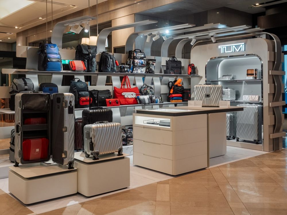 F1車手Lando愛牌「TUMI」限定概念店降臨信義A9！波浪紋登機箱、化妝箱超美！-6