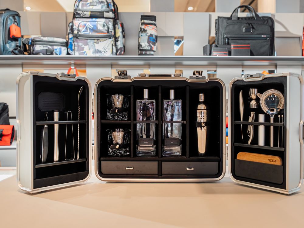 F1車手Lando愛牌「TUMI」限定概念店降臨信義A9！波浪紋登機箱、化妝箱超美！-5