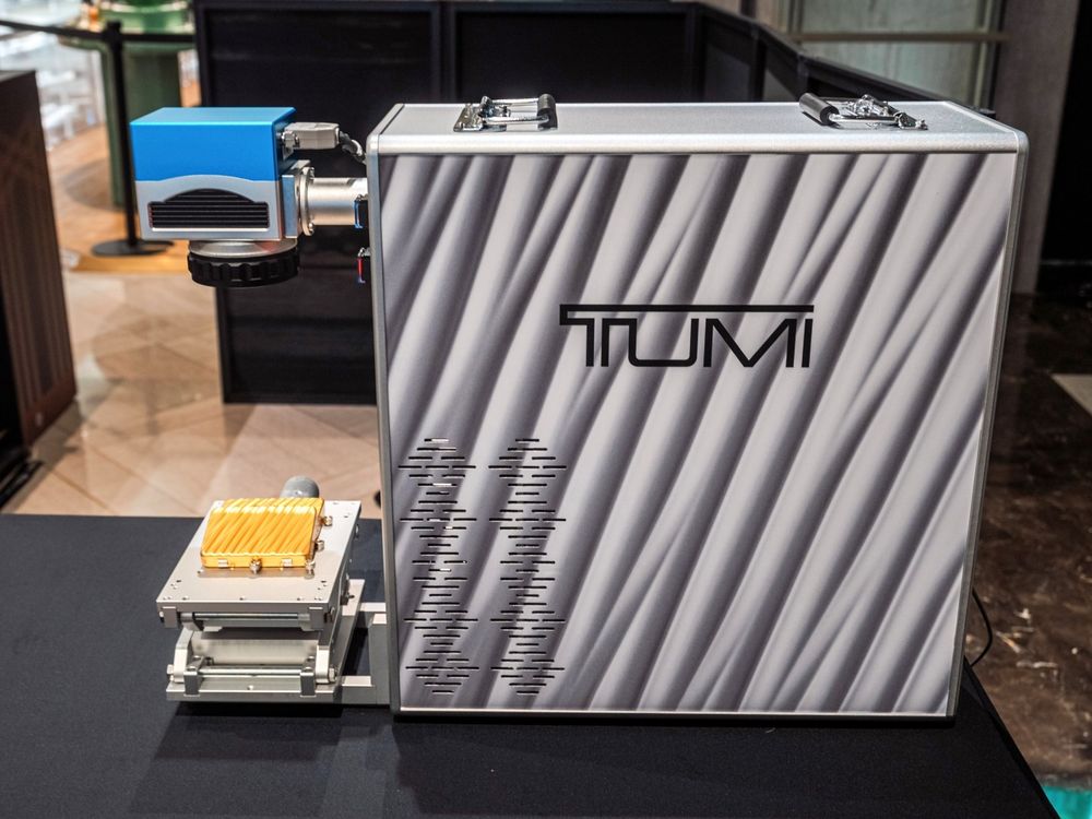 F1車手Lando愛牌「TUMI」限定概念店降臨信義A9！波浪紋登機箱、化妝箱超美！-12
