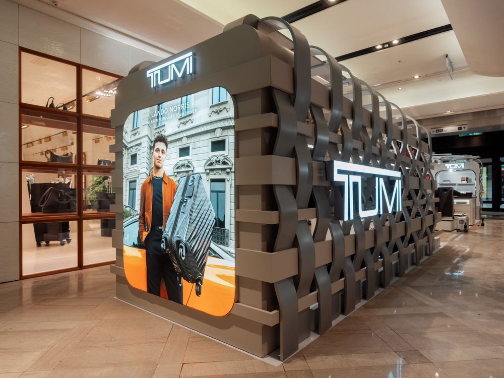 F1車手Lando愛牌「TUMI」限定概念店降臨信義A9！波浪紋登機箱、化妝箱超美！-2