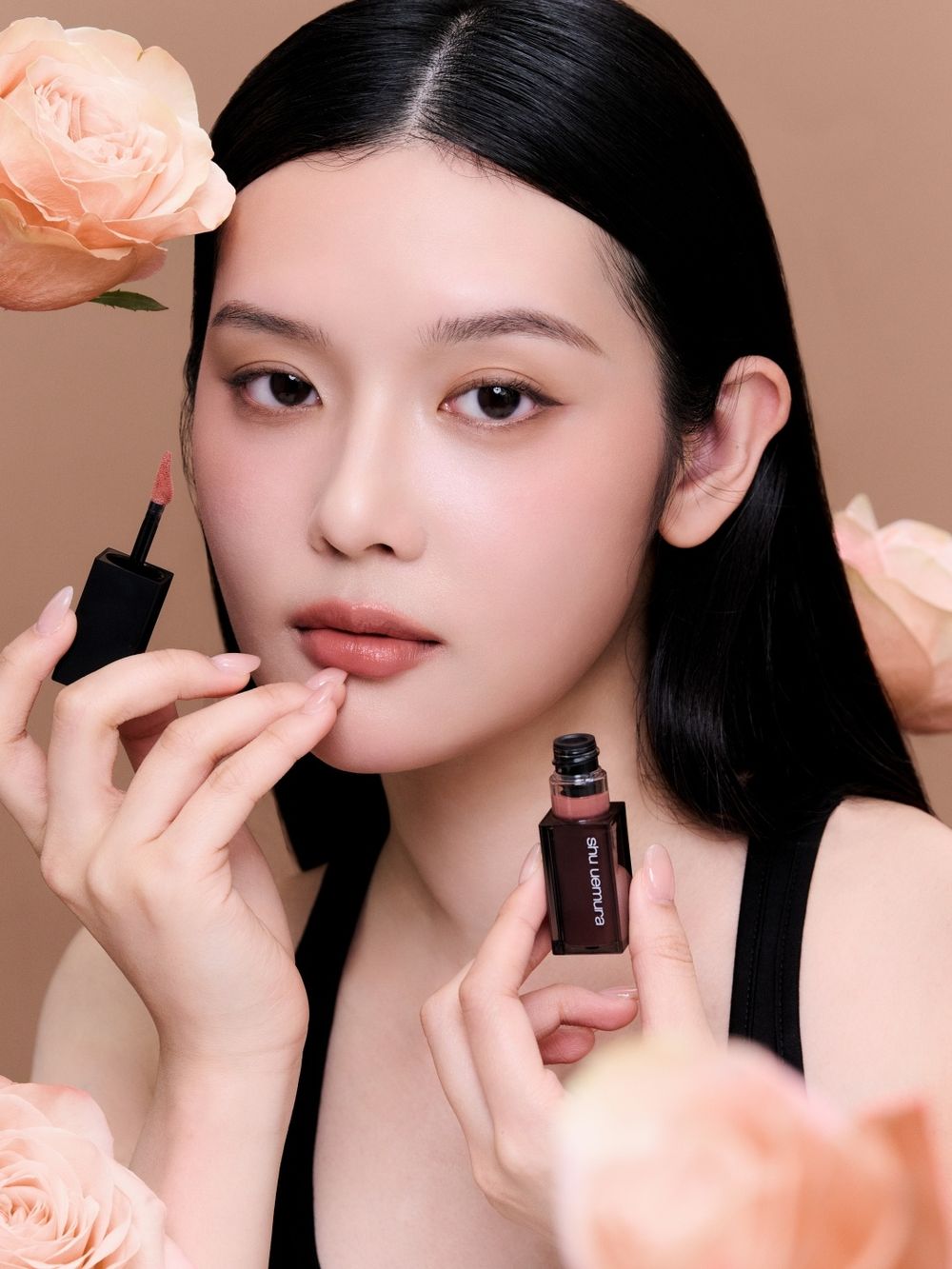 唇彩的終點是植村秀！全新「輕感慕絲唇釉」不挑膚輕裸玫瑰色系，持久慕斯質地，榮登年度最顯白裸色唇！-6