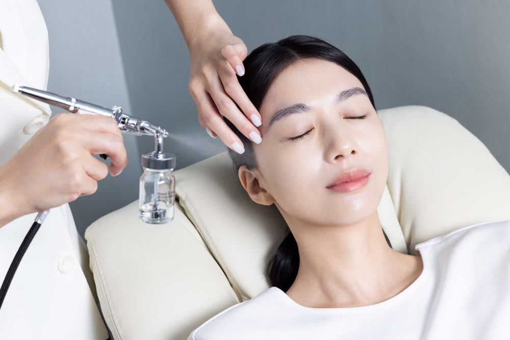 迪奧打造眼周保養雙主修！抗老、撫紋、消水腫全靠「活氧眼霜＋拉提膠原筆」，一抹媲美多睡三小時！ -15