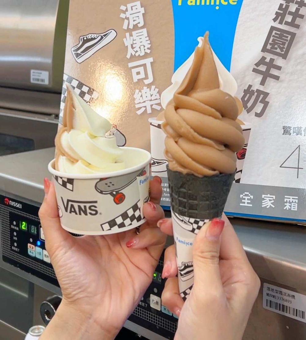 全家霜淇淋跟VANS聯名了！超消暑「滑爆可樂霜淇淋+黑色鬆餅格甜筒」太欠吃、還有Q翻滑板吊飾要買！-2