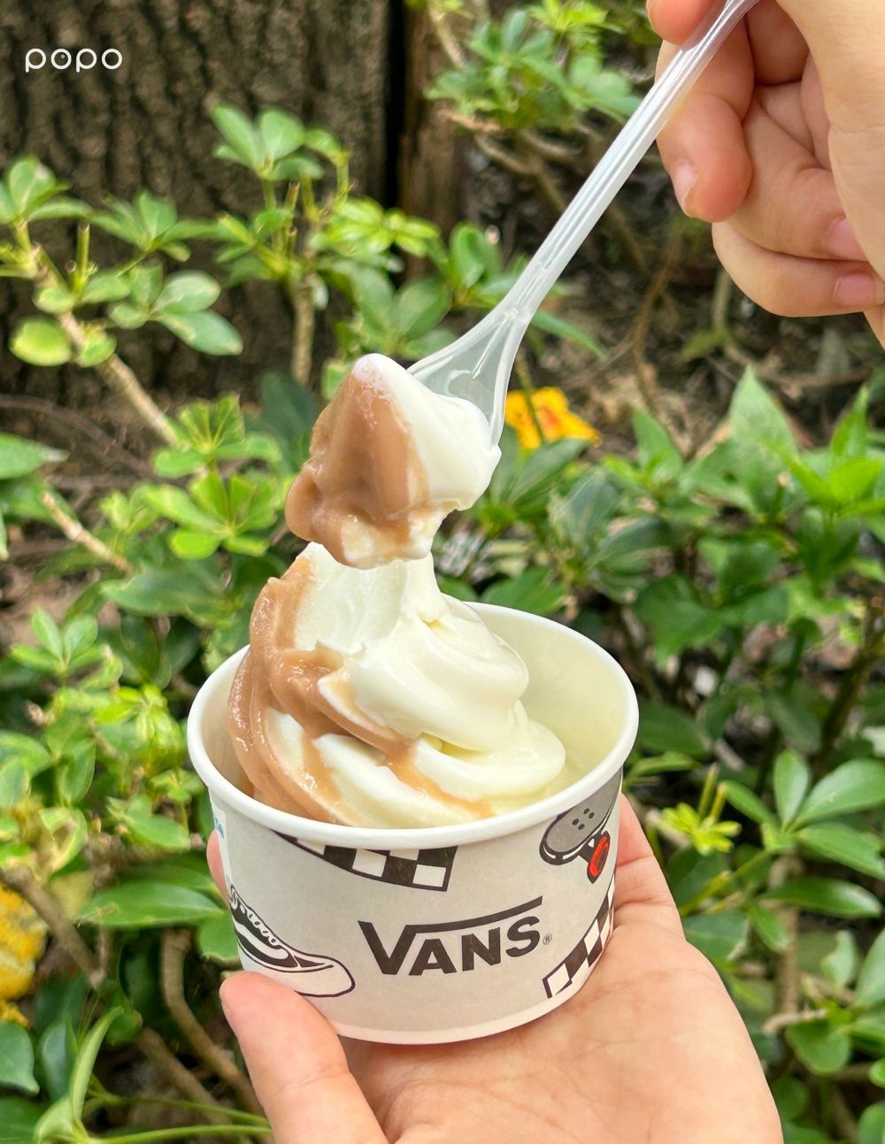 全家霜淇淋跟VANS聯名了！超消暑「滑爆可樂霜淇淋+黑色鬆餅格甜筒」太欠吃、還有Q翻滑板吊飾要買！-11