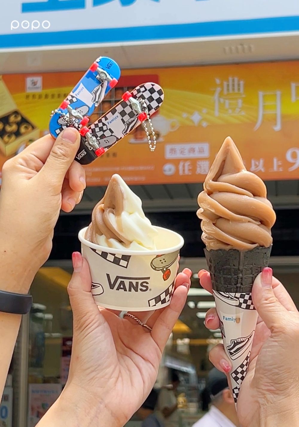 全家霜淇淋跟VANS聯名了！超消暑「滑爆可樂霜淇淋+黑色鬆餅格甜筒」太欠吃、還有Q翻滑板吊飾要買！-12