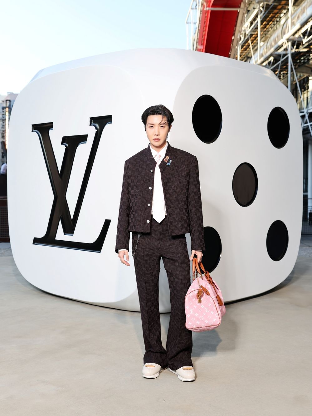 為何老公們最近都穿這雙LV？J-hope、SVT徐明浩、王嘉爾都愛上胖胖阿甘鞋、細節超高級！-2