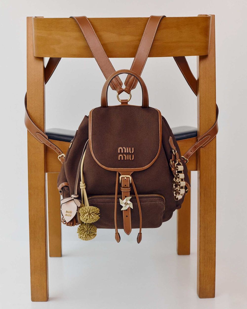 絕不踩雷！Miu Miu六款「七夕情人節禮物」推薦！Momo同款後背包好燒、小臉墨鏡一萬多收！-13