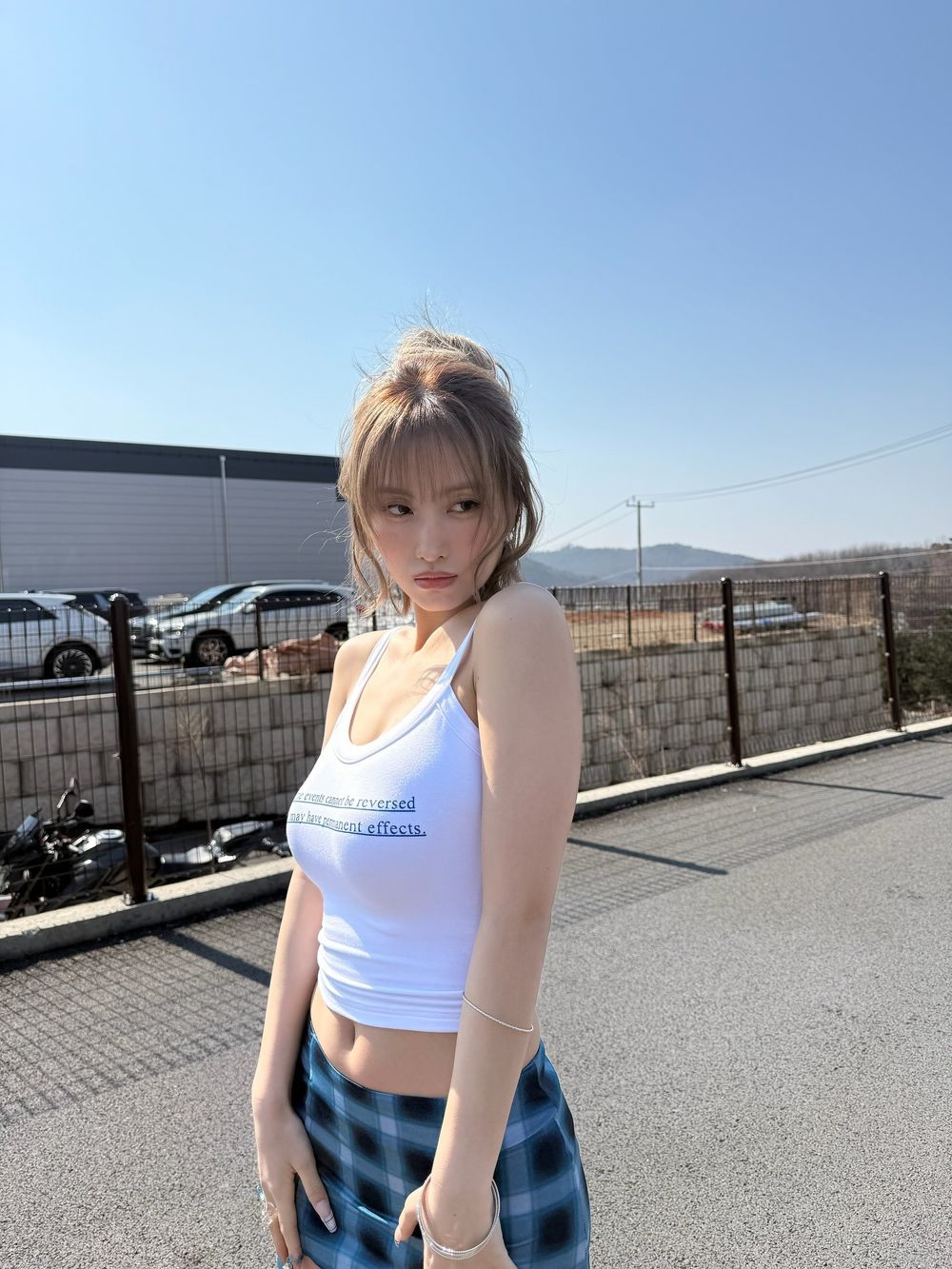MOMO身材好到女生都羨慕！鬼塚虎新球鞋形象曝光「穿白背心露美胸」這川字腹肌太狂了！-16