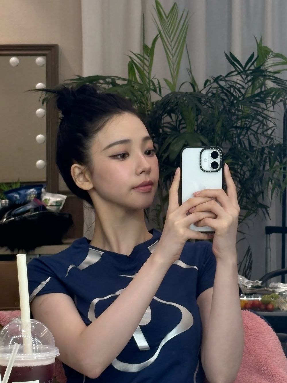 一張圖看出Karina臉有多小！丸子頭＋巴掌臉美得超不真實！私服Nike球鞋、上衣找到了！-2