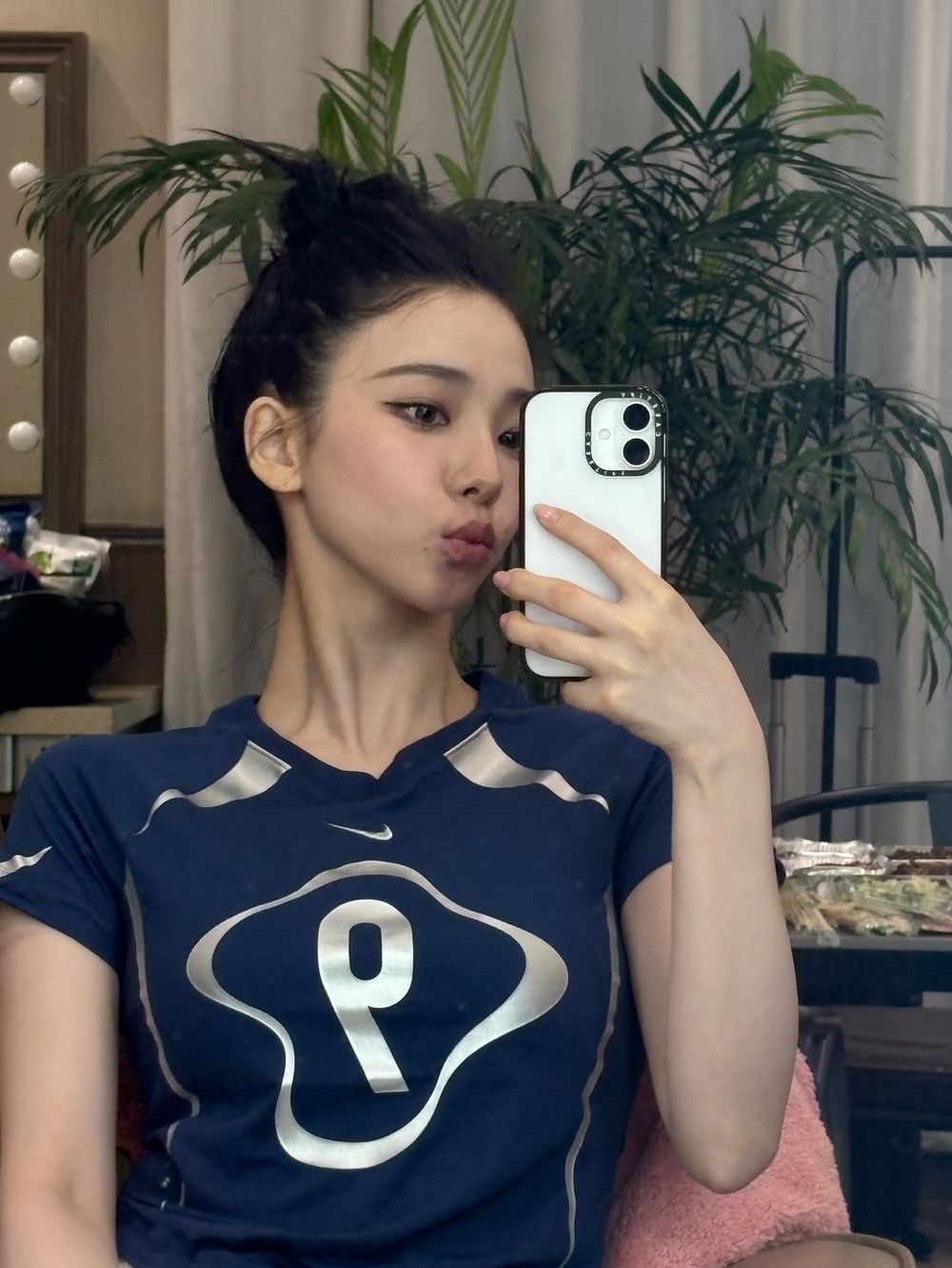 一張圖看出Karina臉有多小！丸子頭＋巴掌臉美得超不真實！私服Nike球鞋、上衣找到了！-3