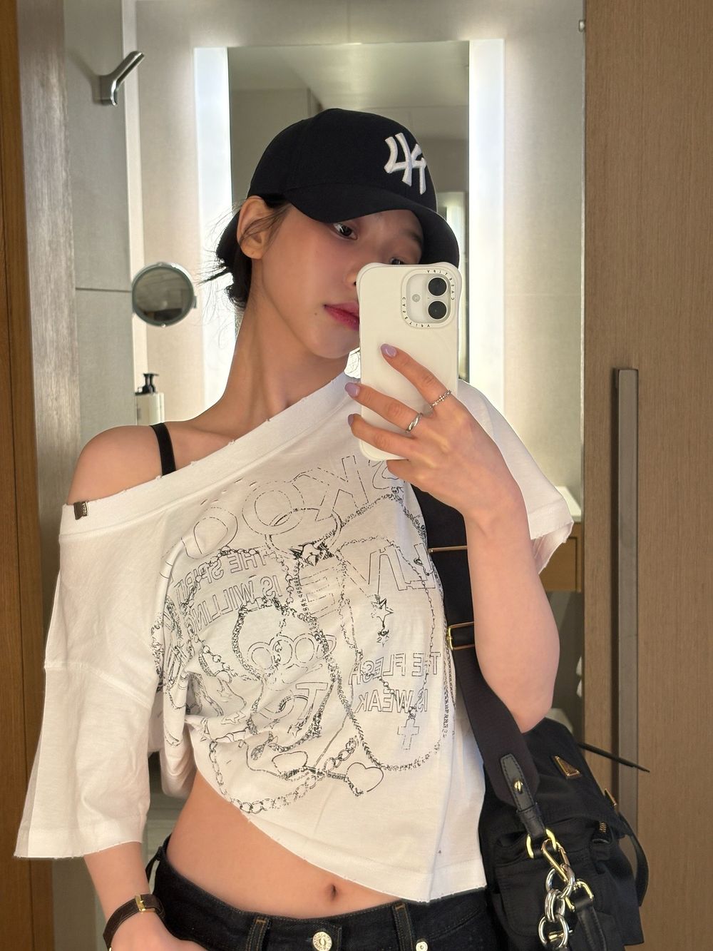 Karina、車銀優、GD都加入「水波紋手機殼戰士」行列！ CASETiFY 竟出「鏡子款」超想買！-13
