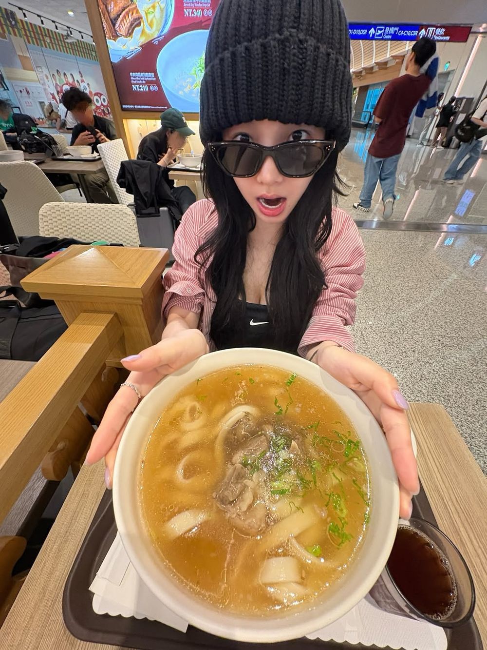 2025最新韓星來台必吃美食盤點！SVT Hoshi狂嗑地瓜球超可愛、Karina桃園機場同款牛肉麵找到了！-5