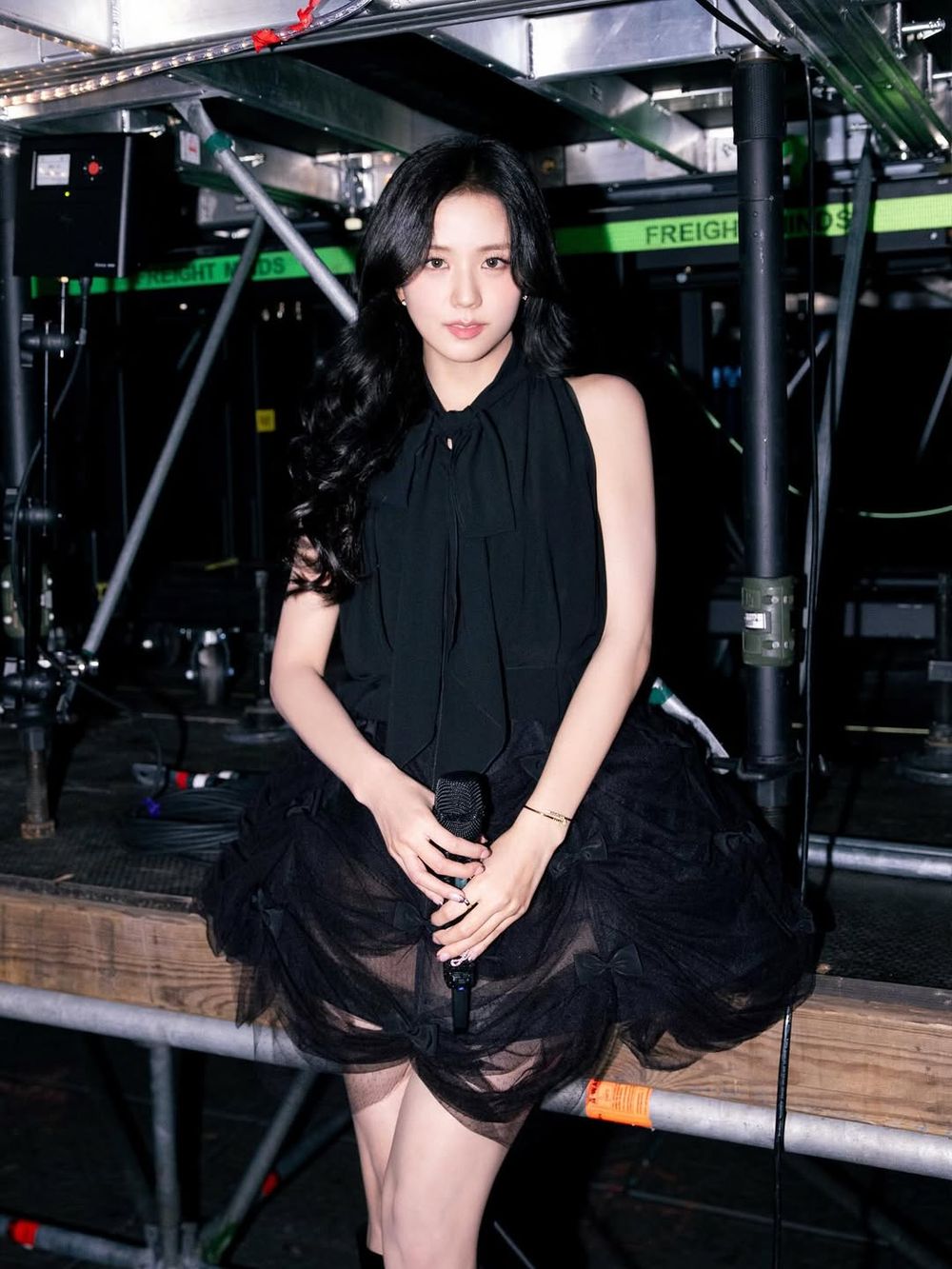 這不是迪奧公主是什麼！Jisoo巴黎巡演連披2套「DIOR訂製戰袍」美得無法無天！-8