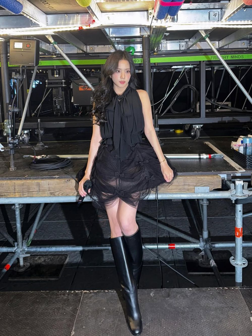 這不是迪奧公主是什麼！Jisoo巴黎巡演連披2套「DIOR訂製戰袍」美得無法無天！-6
