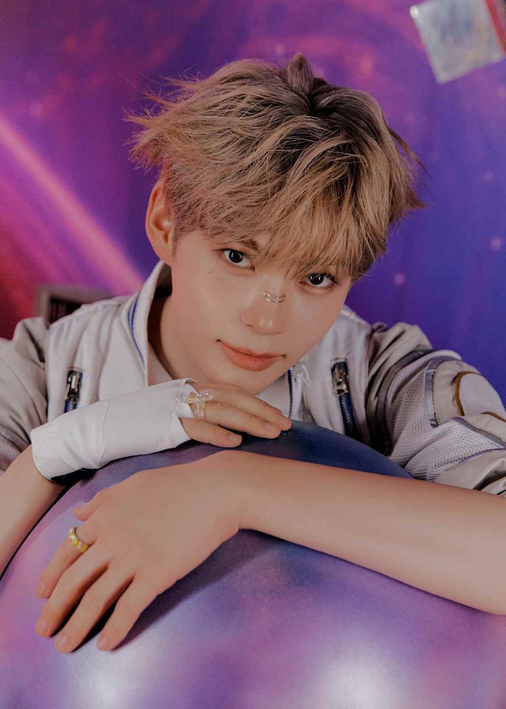 Felix、Karina都跟上這風潮！2025韓星都改戴「鼻梁夾」14位愛豆示範合集一次看！-11