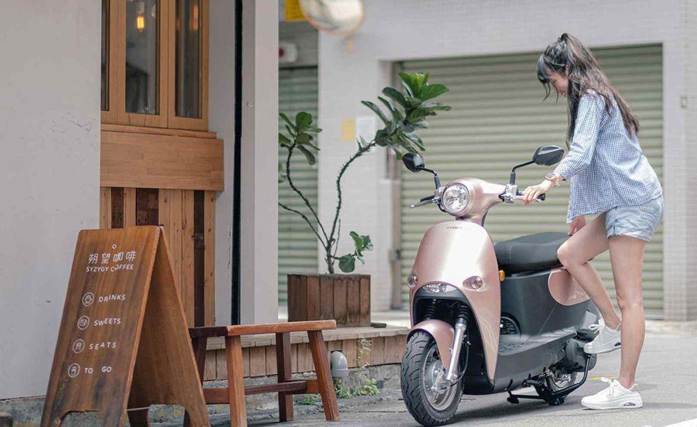 2025最新3款適合女生機車推薦！Gogoro無印良品聯名奶茶色機車美翻、SYM「這台」脆友都激推！-10