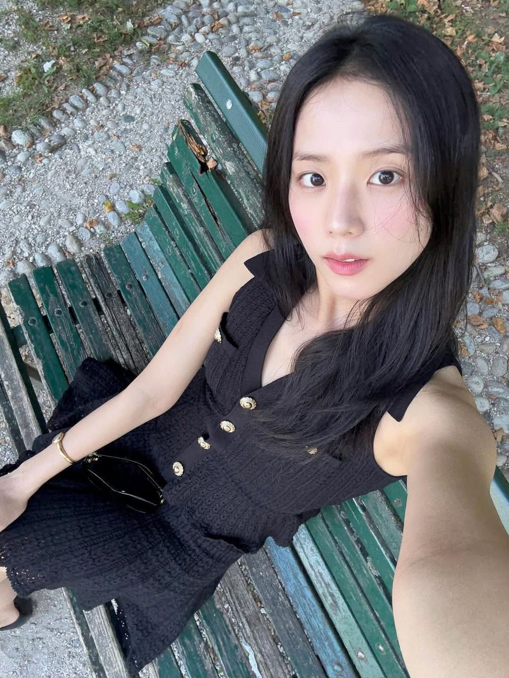 近素顏也美到窒息！Jisoo私服「DIOR芭蕾鞋、卡地亞手錶」財閥千金感，走到哪都是秀場！-3