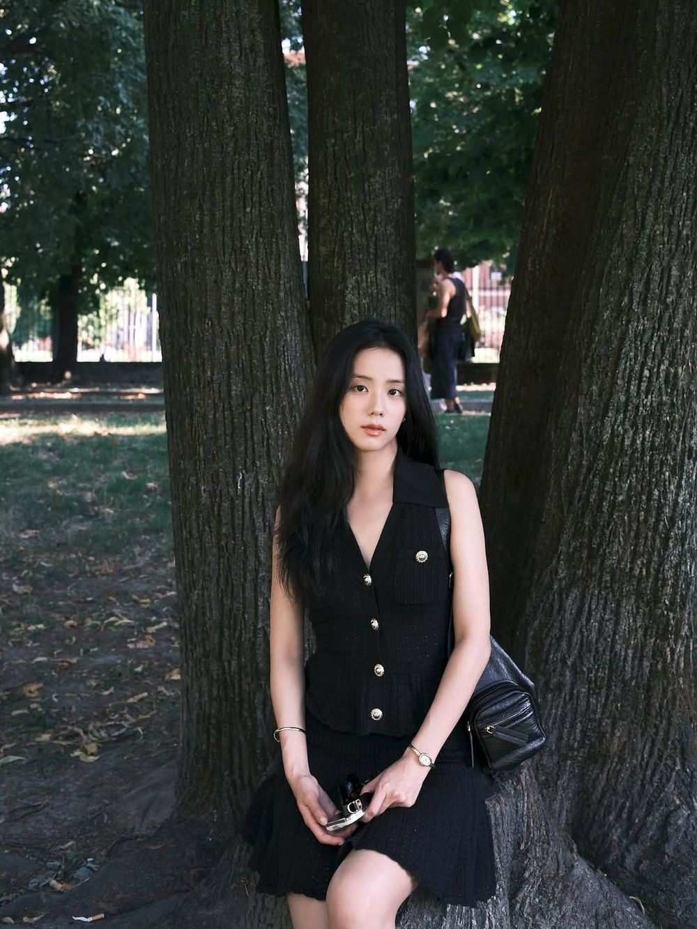 近素顏也美到窒息！Jisoo私服「DIOR芭蕾鞋、卡地亞手錶」財閥千金感，走到哪都是秀場！-4