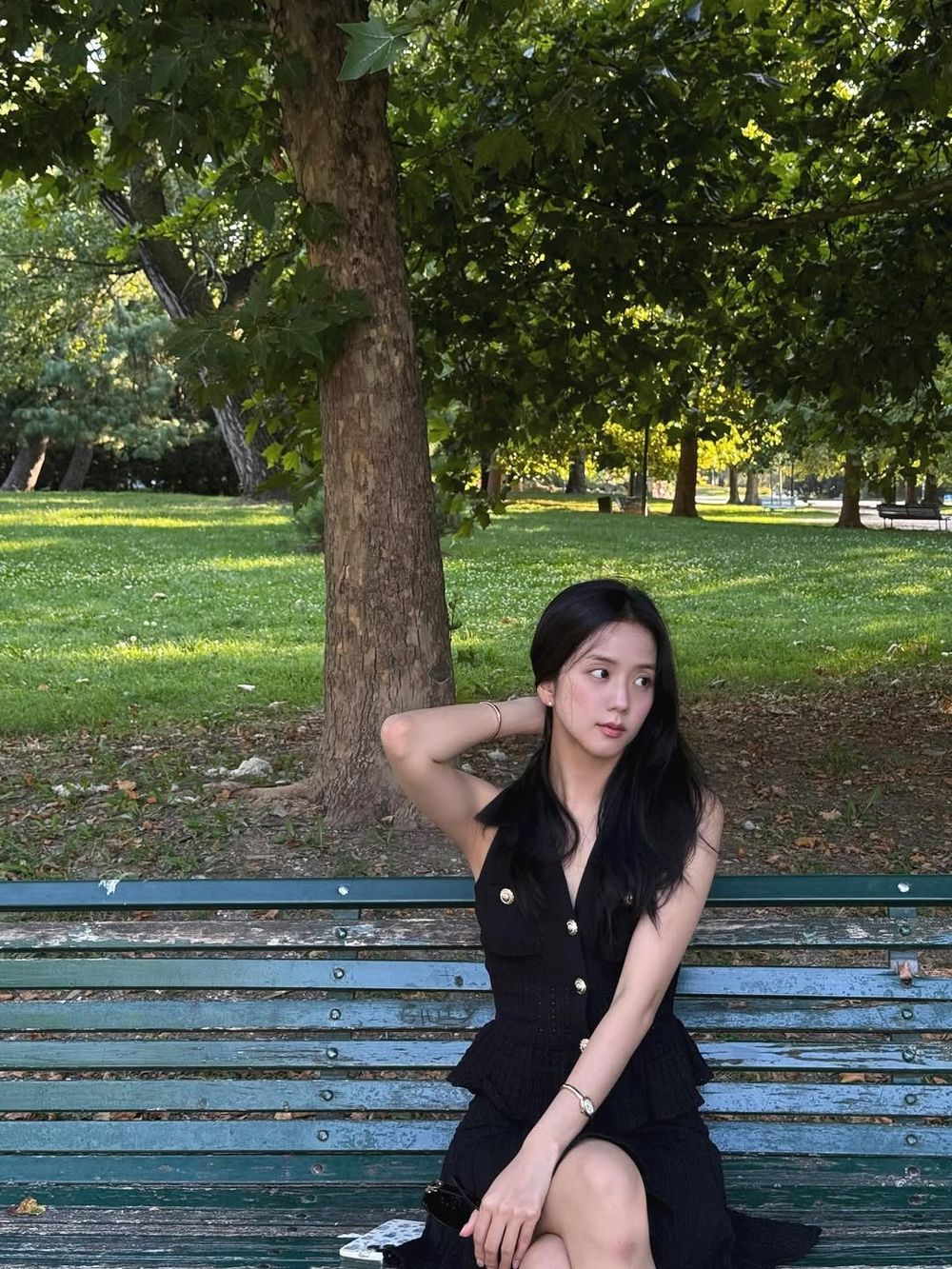 近素顏也美到窒息！Jisoo私服「DIOR芭蕾鞋、卡地亞手錶」財閥千金感，走到哪都是秀場！-8